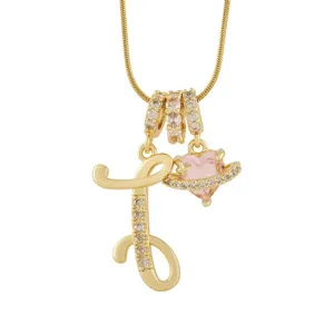 Collier lettre plaqué or avec zirconias étincelants et joli pendentif planète cœur rose.