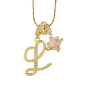 Exquis collier pendentif lettre L coeur avec des pierres de zircon brillantes et chaîne.