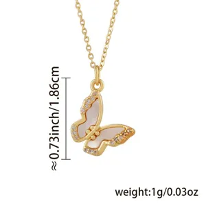 Exquisite Perlmutt Schmetterling Anhänger Halskette mit glitzernden Steinen und goldener Kette.