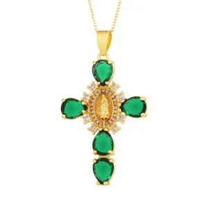 Collana con ciondolo a croce in zircone verde con dettagliato medaglione in rilievo.