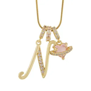 Collier pendentif lettre N plaqué or avec pendentif cœur rose zirconium détail bijoux
