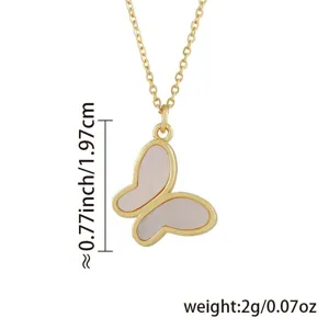 Detailansicht der goldenen Schmetterling Halskette mit Perlmutt Inlay und zarter Kette
