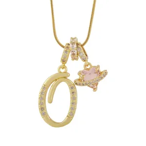 Collier pendentif lettre O plaqué or avec charm planète en zircon rose détail de bijoux pour femme.