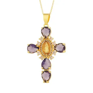 Collana con ciondolo a croce placcato oro 18K con zirconi viola e ritratto religioso.
