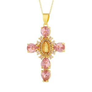 Vista dettagliata della collana con ciondolo a croce placcata oro 18k con zirconi rosa.