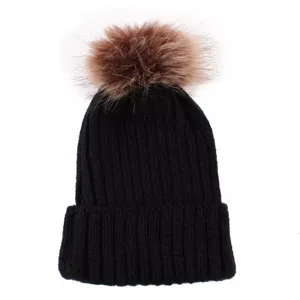 Vue de detail d'un bonnet d'hiver noir en maille avec un pompon en fausse fourrure.