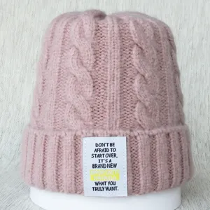 Bonnet en tricot torsadé rose hiver chaud épais chapeau avec patch citation avant