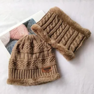 Ensemble bonnet en tricot chaud d'hiver pour enfants et tour de cou doublé de peluche, marron.