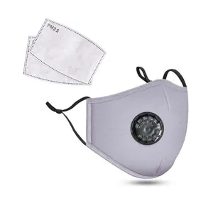 Atmungsaktive Staubmaske Detailansicht mit austauschbarem Filter und Ventil für den Ausseneinsatz.