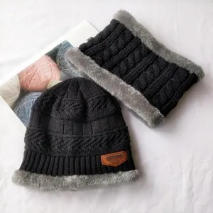 Ensemble bonnet et tour de cou tricot d'hiver chaud avec doublure en polaire epaisse.