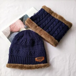 Ensemble bonnet en tricot chaud d'hiver et écharpe doublée polaire enfants, vue détail.