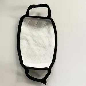 Nahaufnahme der atmungsaktiven gesteppten Baumwollgesichtsmaske mit feinen Nähten und weichem Stoff.