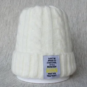Bonnet en tricot blanc chaud hivernal avec etiquette en tissu avec citation inspirante.
