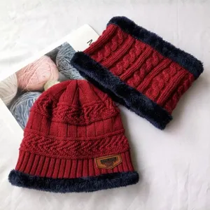Ensemble bonnet en tricot chaud et écharpe pour enfants, doublure en peluche, rouge et bleu.