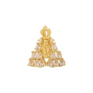 Gros plan du pendentif figure en zircone micro-serti avec un placage or 18K sur cuivre.