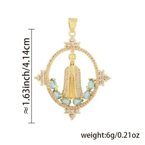 Vue détaillée du pendentif plaqué or serti de zircones cubiques et de pierres bleues.