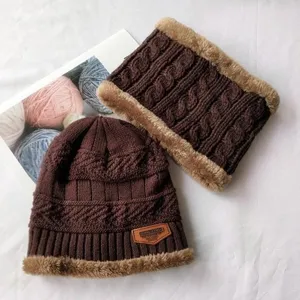 Ensemble bonnet en tricot chaud d'hiver et cache-cou pour enfants avec doublure peluche.