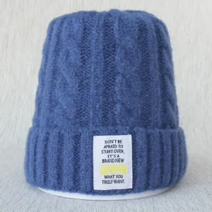 Bonnet en tricot torsadé bleu avec patch de citation inspirant, bonnet chaud automne hiver.