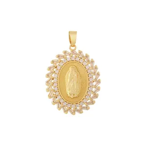 Détail de pendentif religieux doré, halo de zirconias ovales, design en relief raffiné.