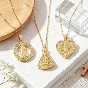 Vue détaillée du collier pendentif portrait religieux plaqué or 18K avec zircon et perles.