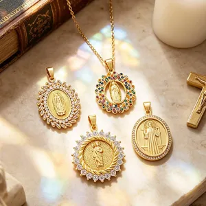 Collier pendentif saint religieux vintage en zircone cubique plaqué or pour femme