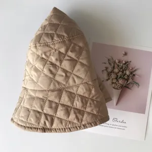Chapeau de pêcheur matelassé d'hiver pour femme, bob à carreaux chaud, style rétro chic.
