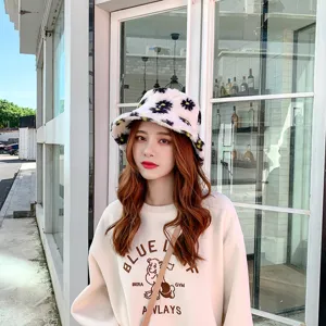 Fluffy plush bucket hat for women, cute winter warm daisy pattern cap, Korean style.