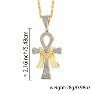 Goldfarbener Ankh-Kreuz-Anhänger Detailaufnahme, glitzernde Steine, Größe 5.48cm, Gewicht 28g.