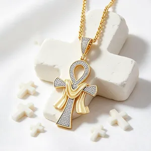 Nahaufnahme der goldenen Ankh-Kreuz-Halskette mit funkelnden Steinen und passender Kette im Detail.