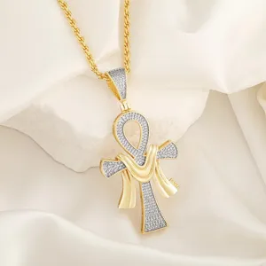 Nahaufnahme Detail einer stilvollen goldenen Pavé Moissanit Ankh Kreuz Halskette.