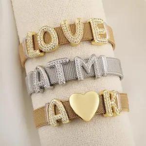 Vue détaillée de bracelets en maille personnalisés avec des lettres étincelantes en zircon.