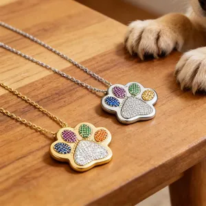 Leuke pootafdruk huisdier hanger ketting met kleurrijke sprankelende strass-steentjes.