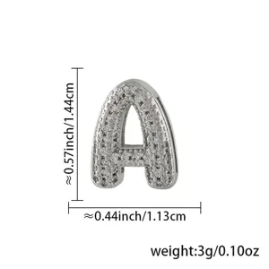 Vue détaillée du pendentif lettre A en cristal pavé étincelant avec ses dimensions exactes.
