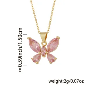 Vergoldete Kette mit rosa Kristall Schmetterlingsanhänger, elegantes Schmuckaccessoire.