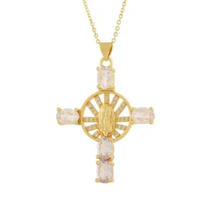 Collana in rame placcato oro 18K con ciondolo a croce delicato e dettaglio di figura religiosa.