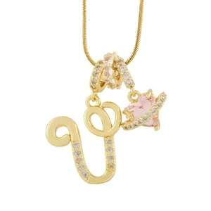 Collier pendentif lettre plaqué or avec pierres en zircone et charm planète cœur rose.