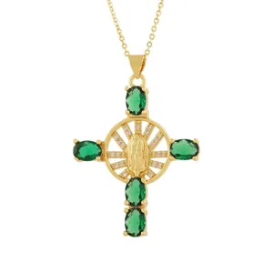 Collana con ciondolo a croce placcata in oro con zirconi verdi e rilievo religioso.