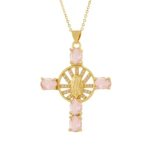 Squisito ciondolo a croce placcato in oro con pietre ovali rosa e figura religiosa dettagliata.