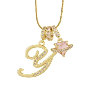 Collier pendentif lettre Y en or brillant avec un magnifique cœur rose cristal style saturne chic.