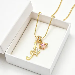 Collier pendentif lettre A or et cœur rose orb, détail de bijoux en zircon étincelants.