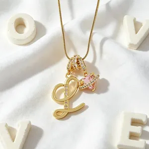 Collier lettre initiale L or avec pendentif cœur cristal rose planète pour femmes.