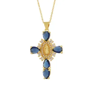 Primo piano dettagliato della collana con ciondolo a croce e zirconi blu brillanti.