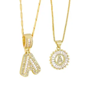 Conjunto de collar con colgante de letra A de latón chapado en oro con circonitas brillantes.