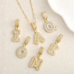 Vista detallada del colgante de collar con letras brillantes de circonita chapada en oro.