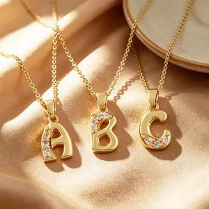 Collier pendentif lettre en or avec zircons cubiques brillants, bijou élégant et tendance.
