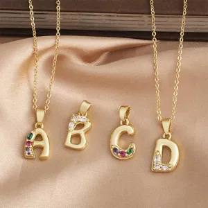 Pendents lettres dorés avec zircons colorés, accessoires de bijoux en cuivre délicats.