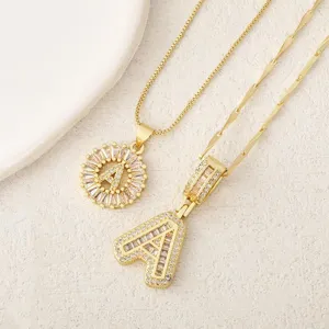 Conjunto de collar con colgante letra A de circonita baguette bañado en oro, detalle.