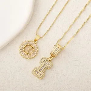 Detalle de collar con letras de circón, juego de colgantes de cobre chapado en oro para mujer.