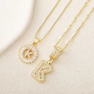 Hermoso conjunto de collar con letra K de laton chapado en oro y circonitas cubicas.