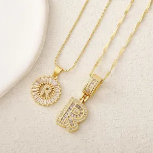 Conjunto de collar con colgante de letra R de latón bañado en oro con circonitas cúbicas